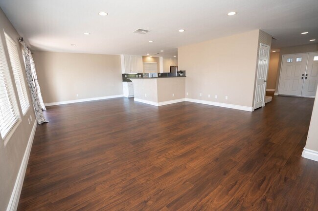 Building Photo - 5 Bedroom Home in Castaic!