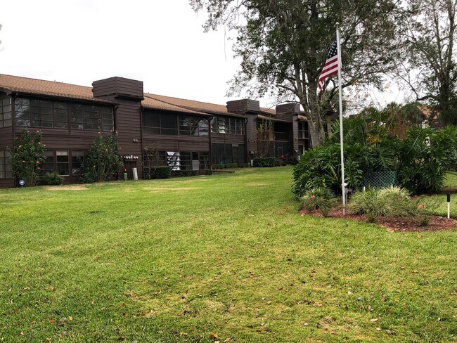 Foto del edificio - 550 Fairways Dr