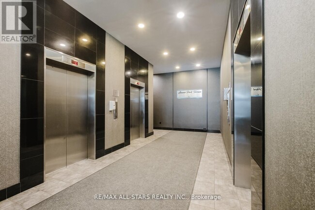 Building Photo - 1-301 Leaside Park Dr