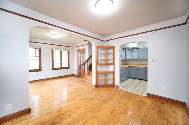 Building Photo - Welcome Home to this 5 Bedroom Single Fami...