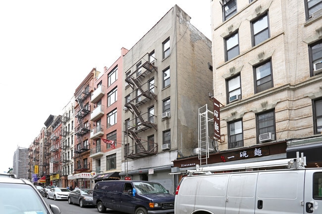 Building Photo - 154 Mott St