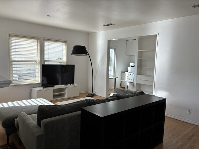 Foto del edificio - 3447 Community Ave