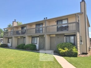 Building Photo - 527 Comanche Village Dr