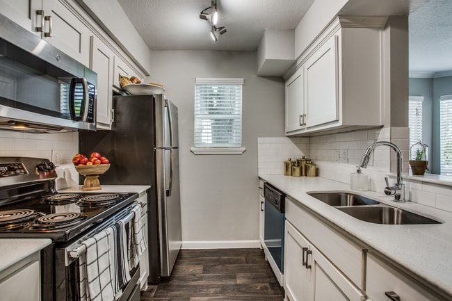 Building Photo - Medical Center Apartments - Super Deal!