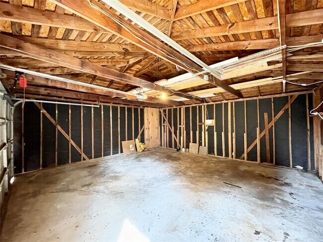 Building Photo - 15006 Elmont Dr