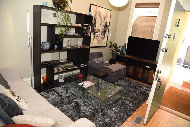 Building Photo - 6 Montague Pl