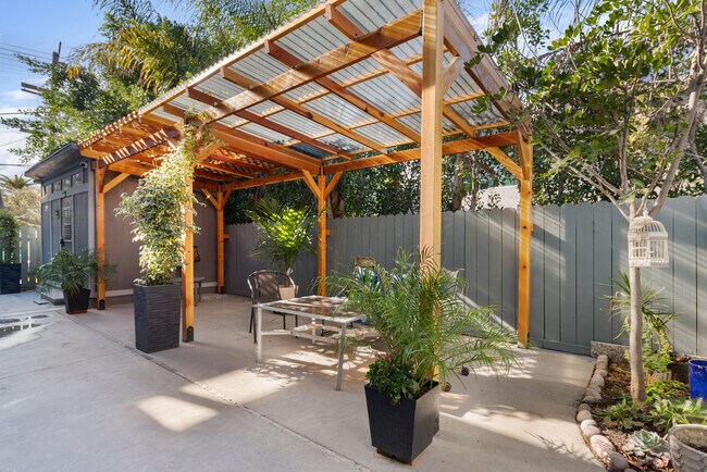 Pleasent Area - 103 N Hayworth Ave