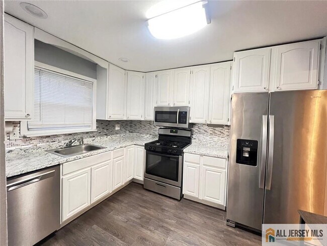 Foto del edificio - 406 Cranbury Rd