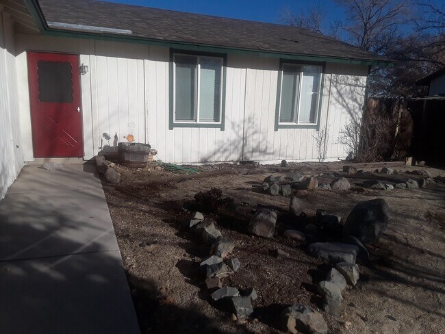 Building Photo - 4 bedroom house with views!