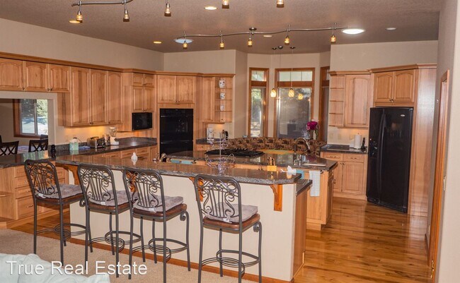 Foto del edificio - 4 br, 3.5 bath House - 243 E Jeffrey Pine Rd