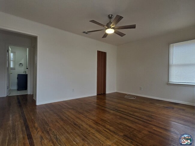 Foto del edificio - 1018 W Commercial Ave