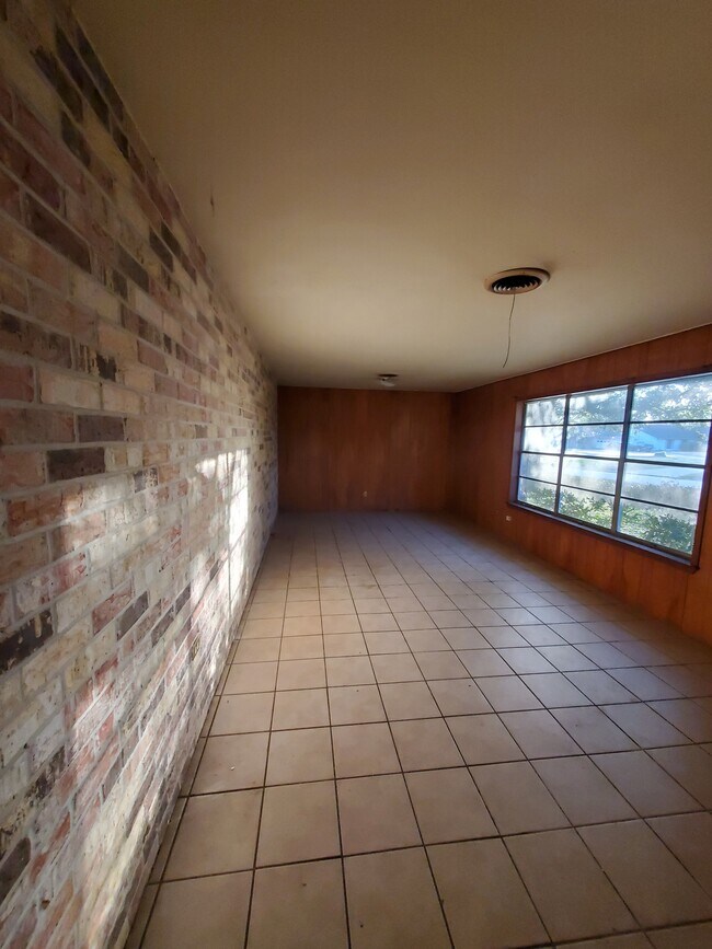Building Photo - 2850 Wier Dr