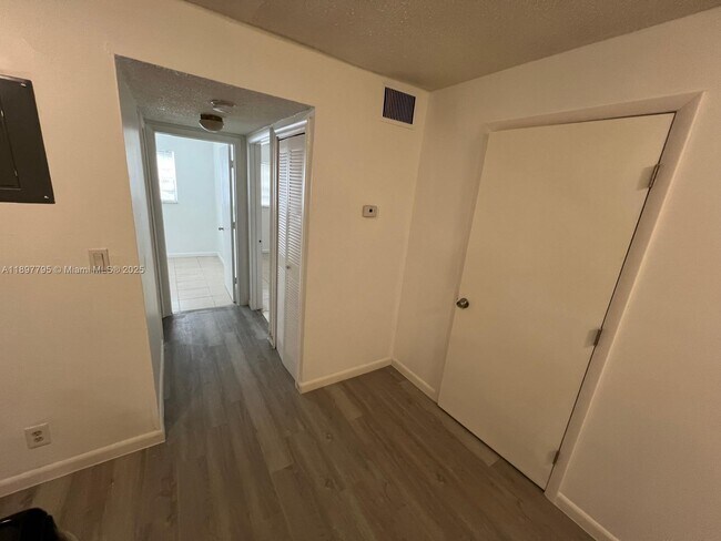 Foto del edificio - 6840 Pembroke Rd