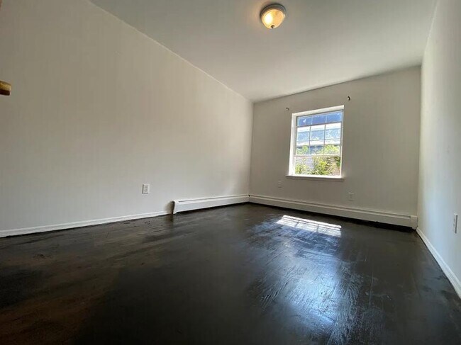 Foto del edificio - 3 bedroom in BROOKLYN NY 11216