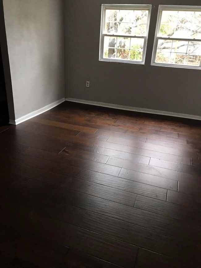Building Photo - 3 bedrooms 1 bath