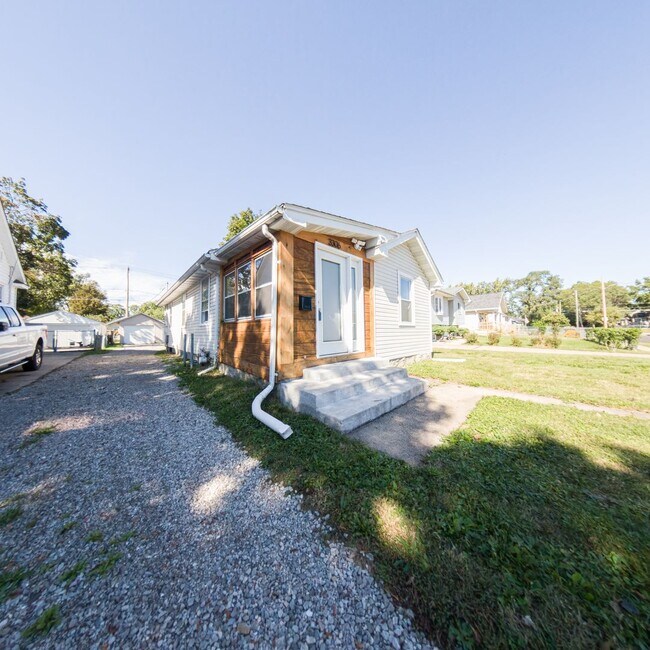 Building Photo - 2 Bedroom 1 Bath 1 Stall Garage For Rent