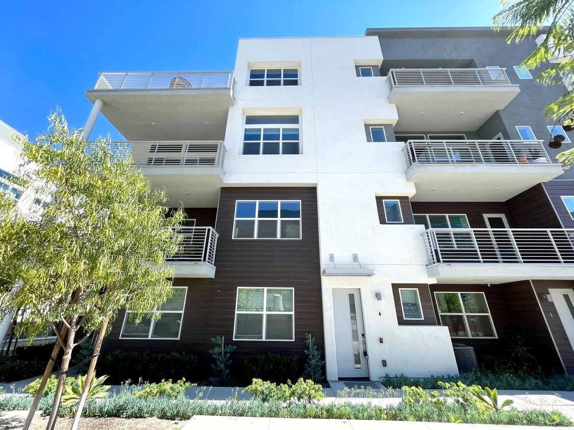 Foto principal - Stunning 3B/3BA 4-story Upgraded Home w/ P...