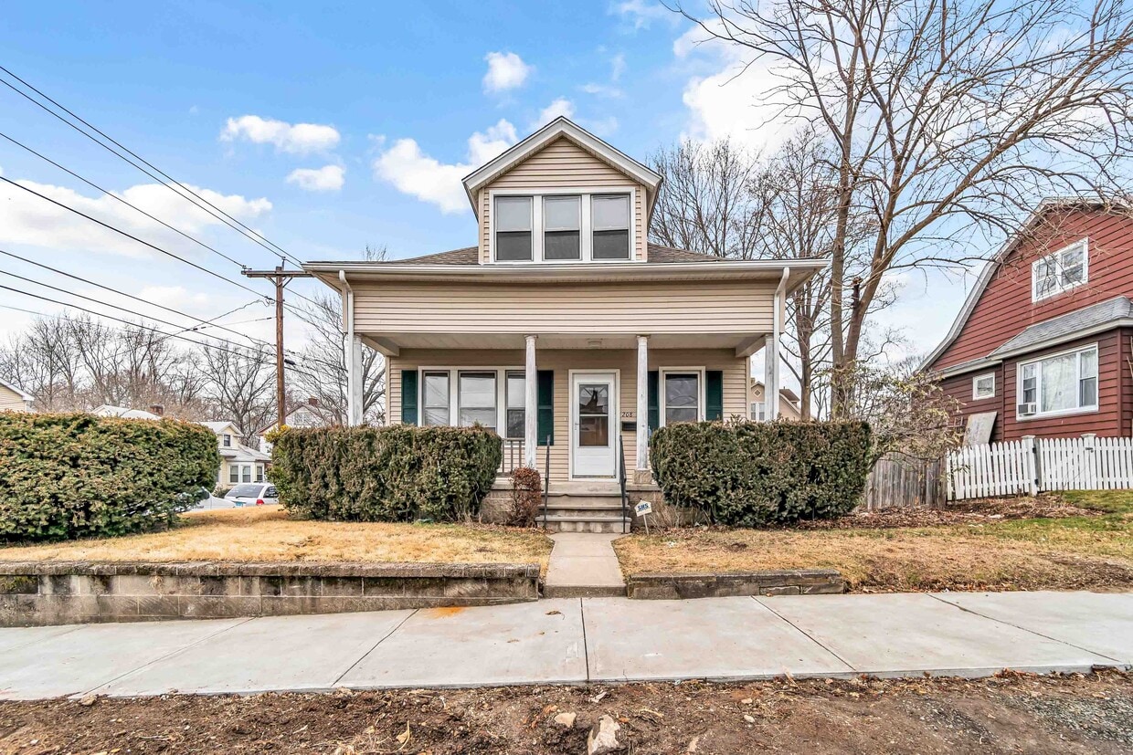 Primary Photo - 208 Rocton Ave