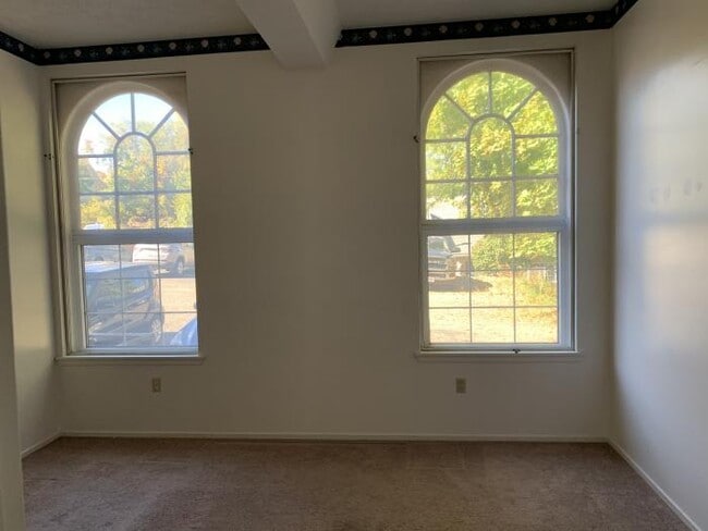 Building Photo - 2 bedroom in Coraopolis PA 15108
