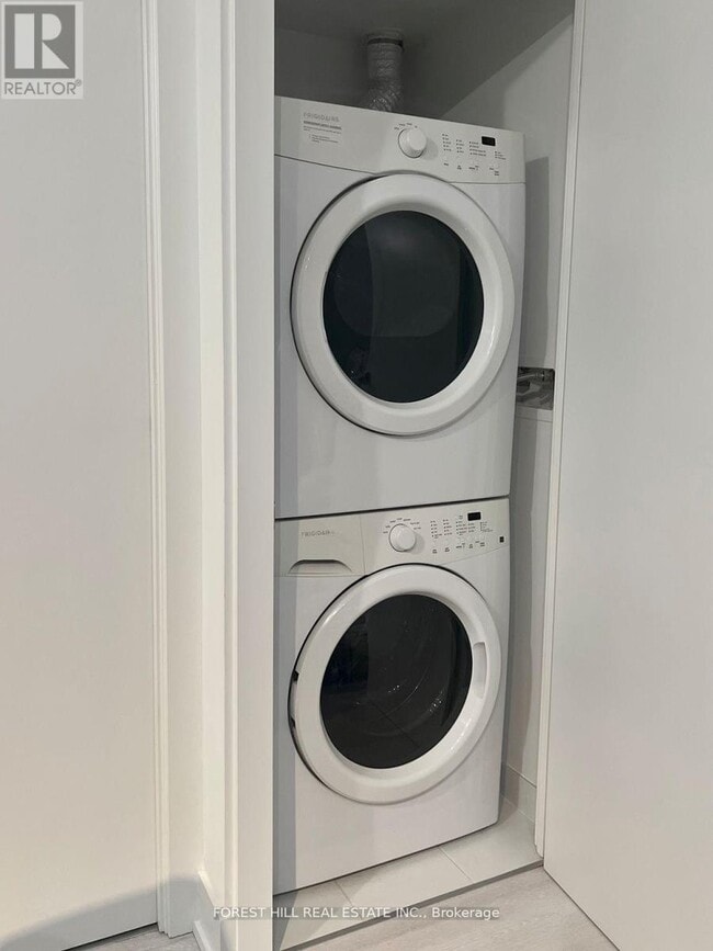 Photo du bâtiment - 200 Bloor St W