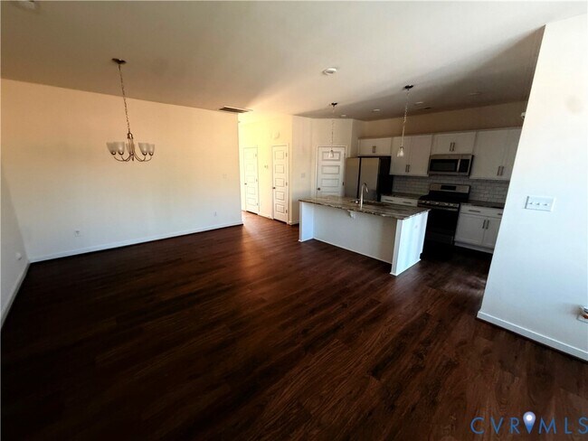 Foto del edificio - 12737 Deep Wl Rd