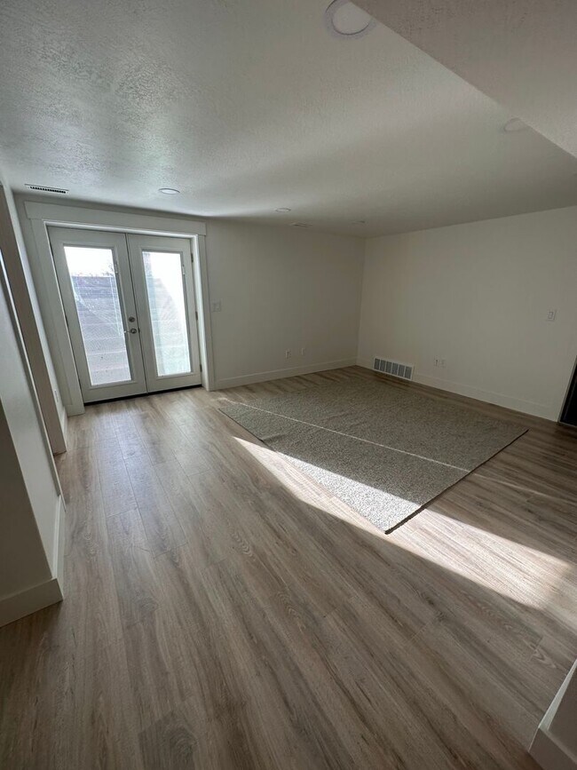 Building Photo - 2 Bed 1 Bath Basement Apartment for Rent i...