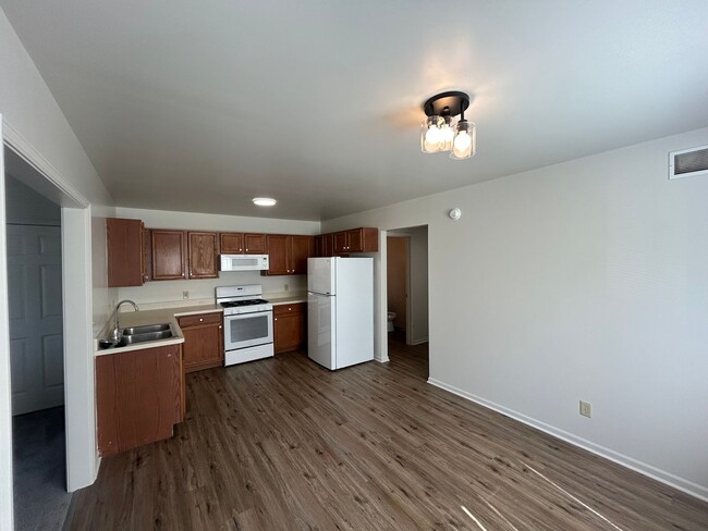 Building Photo - Chesterton Townhome: 2 bedroom 1.5 bath