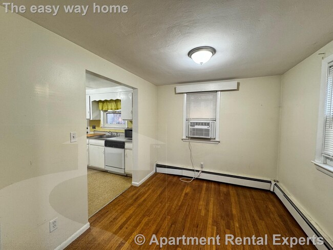 Building Photo - Townhouse Style 2+/3BR - Parking - Dishwas...