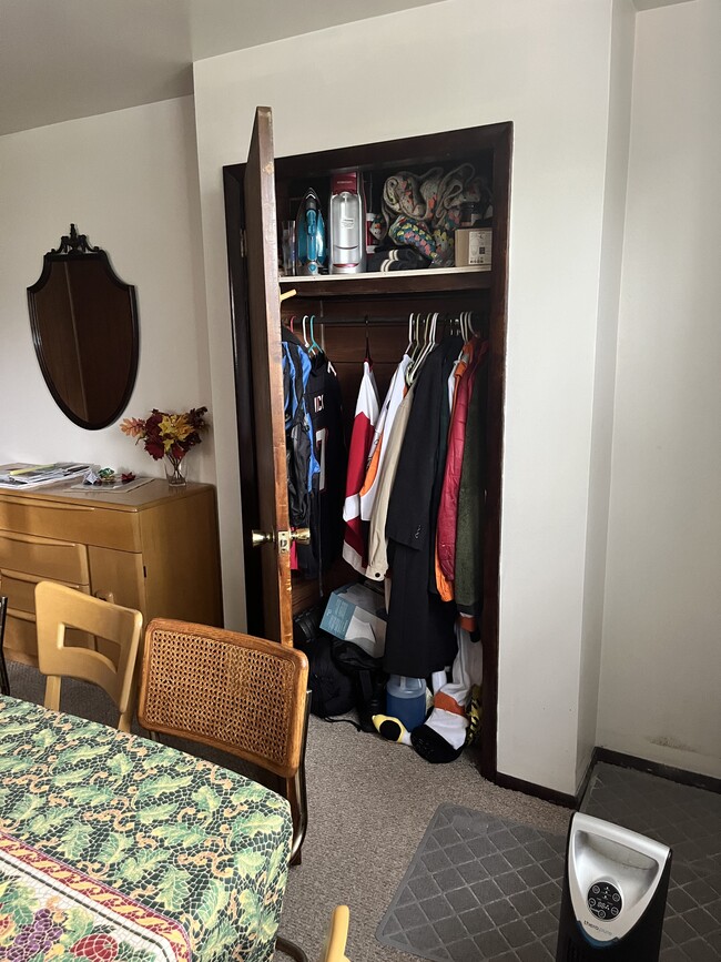 Closet - 5863 Nicholson St