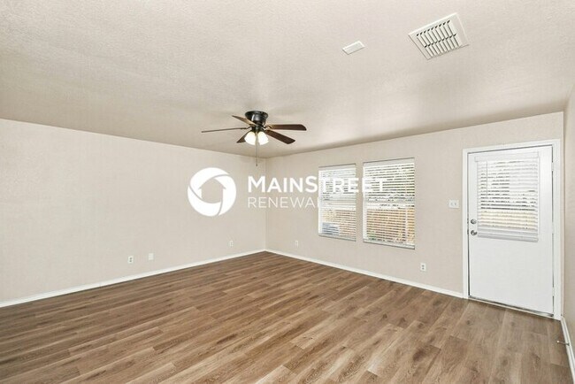 Foto del edificio - 4 Bedroom Pet-Friendly Home in San Antonio, TX with Main Street Renewal