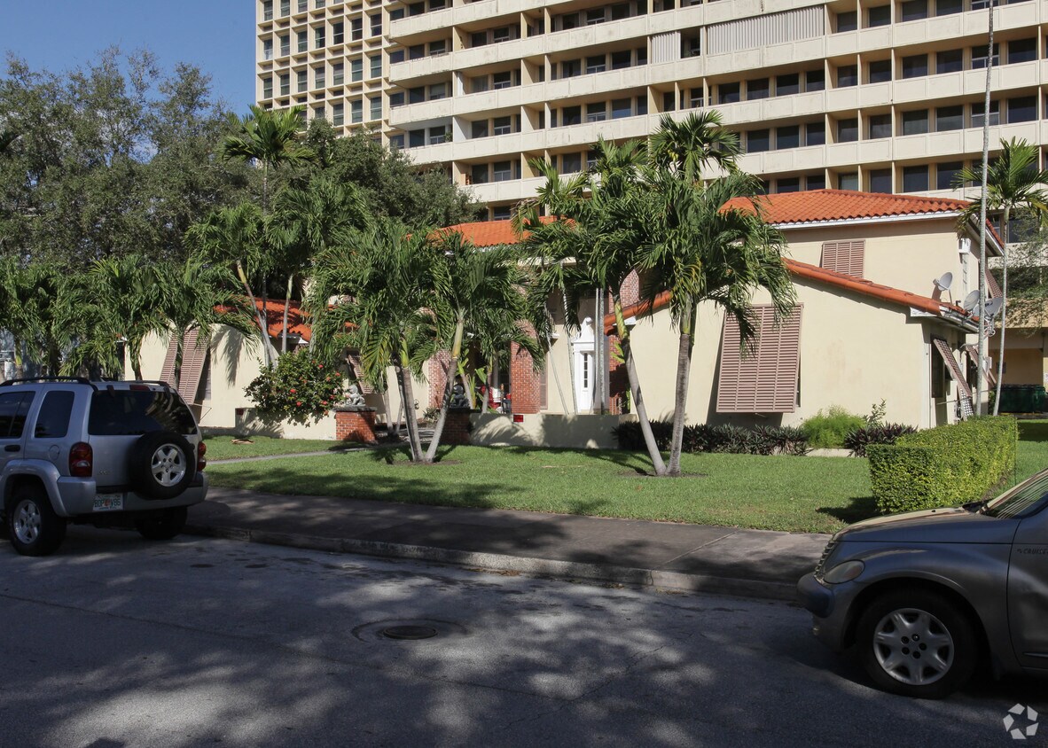 Building Photo - 717 Valencia Ave