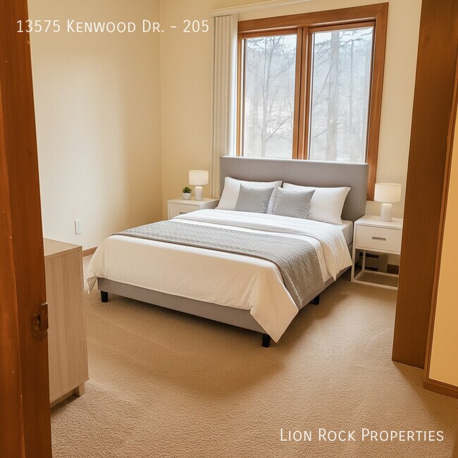 Foto del edificio - 13575 Kenwood Dr N