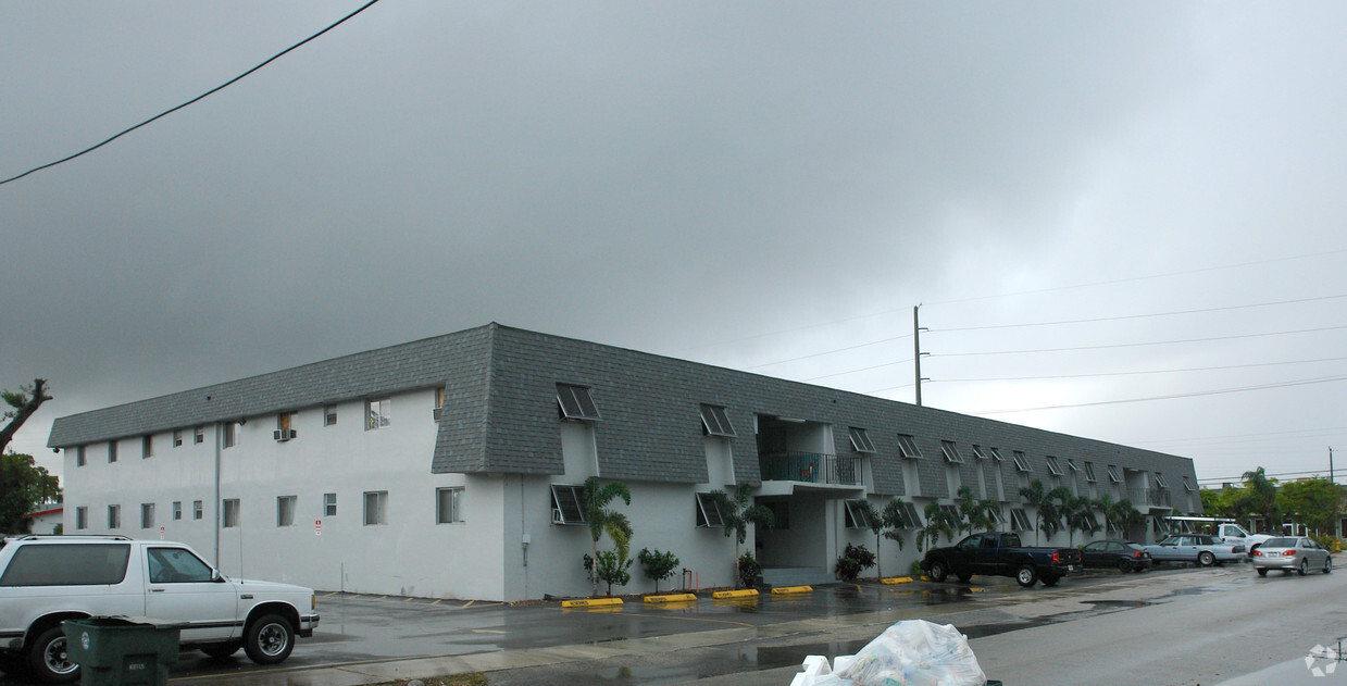 Building Photo - Hallandale Garden Apartments