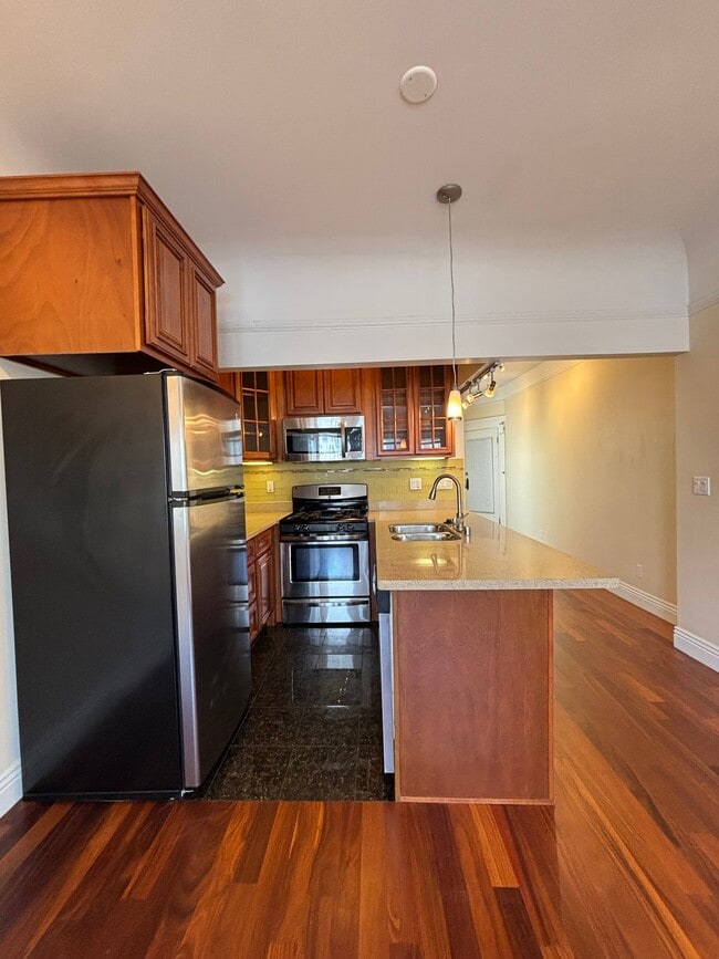 Photo - 622-624 Shrader St Apartment