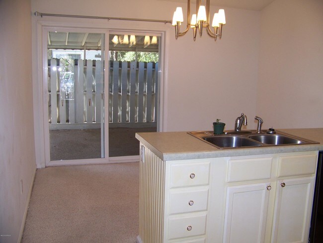 Foto del edificio - 3200 Crystal Oaks Ln