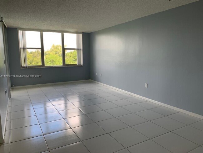 Foto del edificio - 17890 W Dixie Hwy