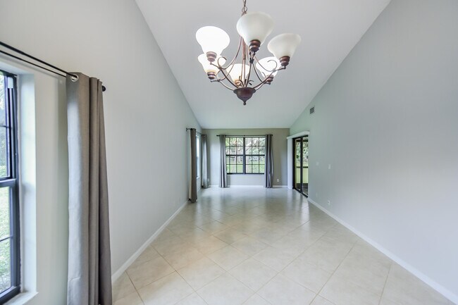 Building Photo - 425 Ashwood Pl