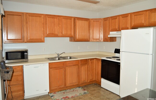 Building Photo - 357 700 E