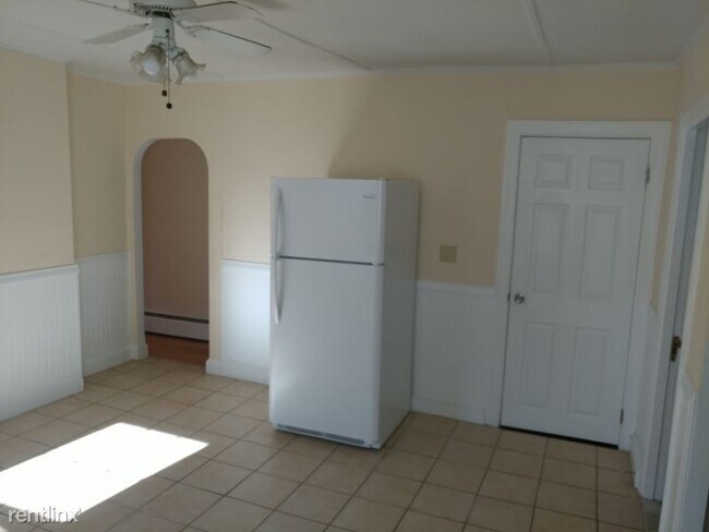Building Photo - 3 br, 1 bath Townhome - 121 Lonsdale Main St