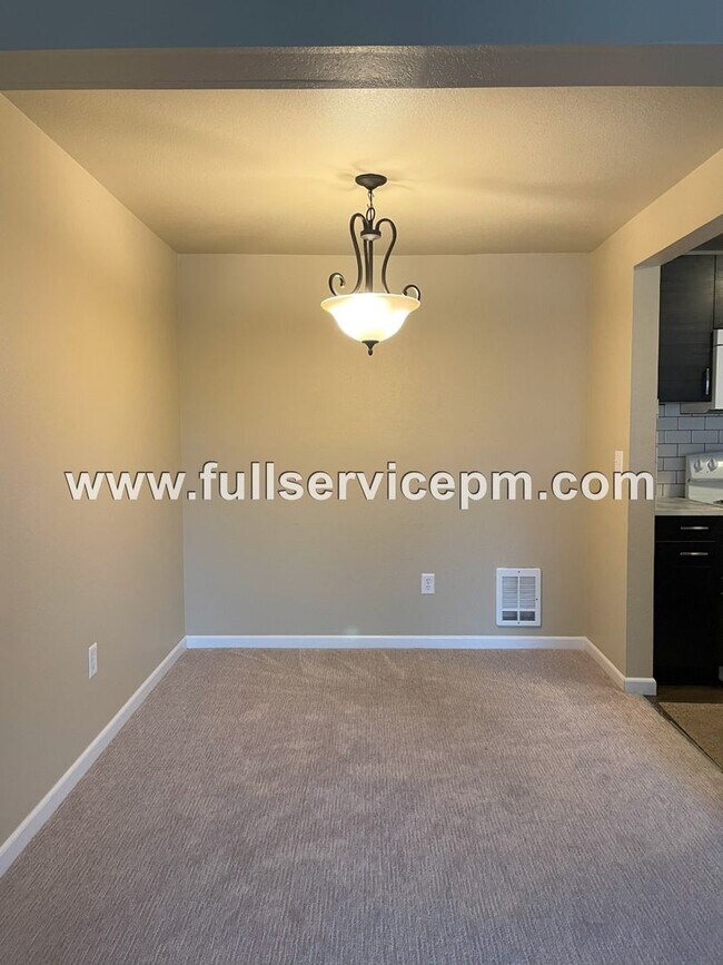 Foto del edificio - Great Find!!Spacious, condo w/ master