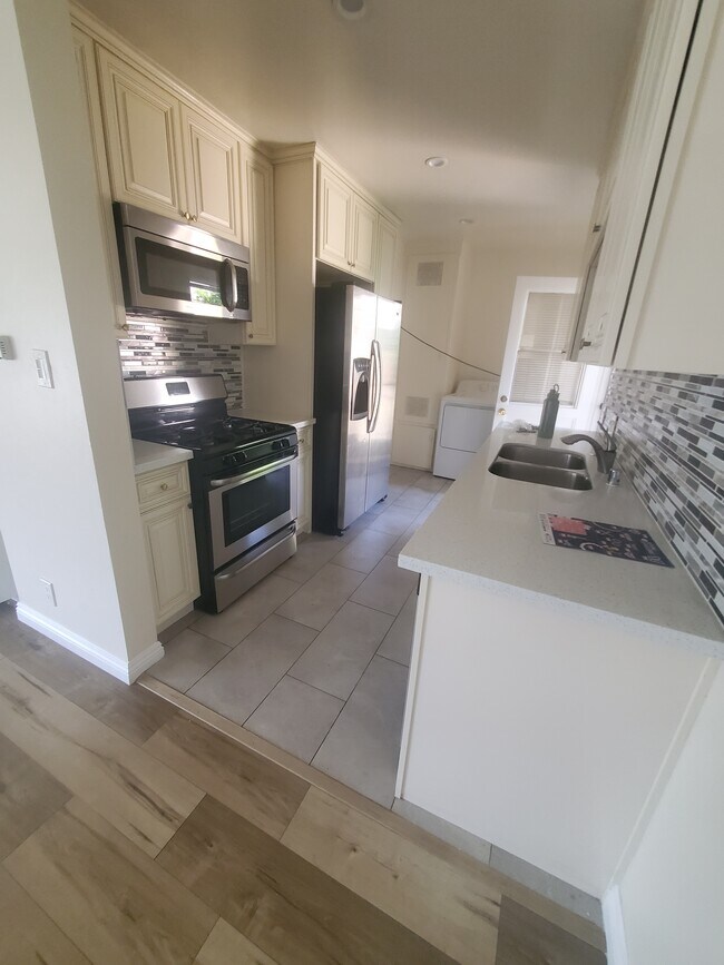 Foto del edificio - 13527 Burbank Blvd