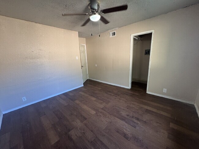 Foto del edificio - Fouplex unit ready to move in in Castle Hill!