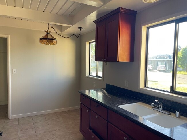 Building Photo - Great house of 4 rooms and 2 bath