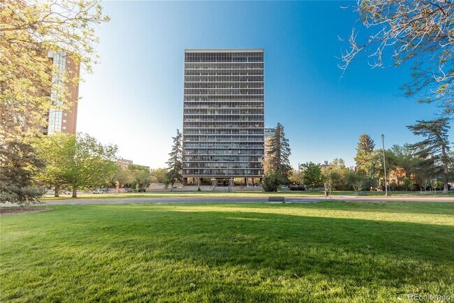 Building Photo - Stunning 1 bed 1 bath 10th floor unit overlooking the park!