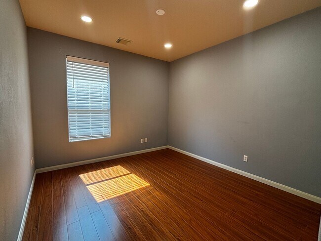 Building Photo - 3 Bedroom Home in Pioneer Crossing