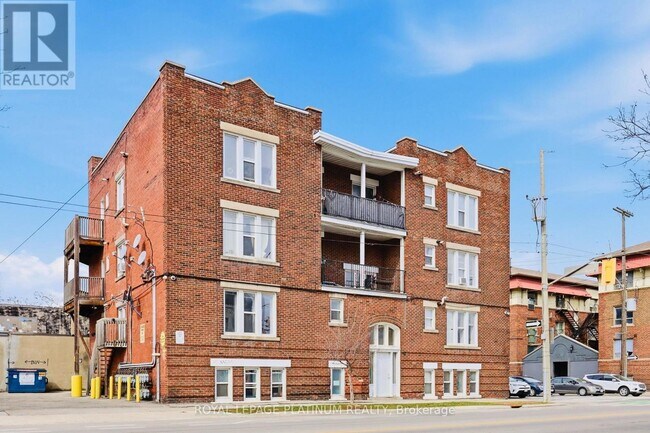 Photo du bâtiment - 120 Sherman Ave S