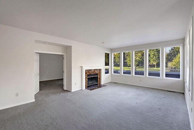 Building Photo - 60 Fairway Ln