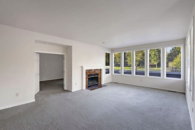 Building Photo - 60 Fairway Ln