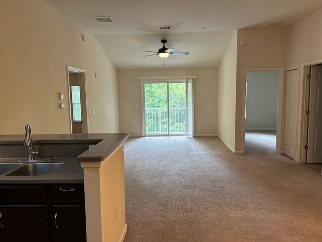 Foto del edificio - 2 Bed 2 Bath Condo in Gated Community with Balcony Views! Plenty of Amenities, Washer & Dryer and...