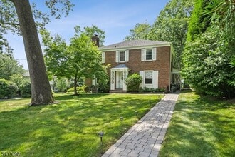 Building Photo - 305 Lupine Way